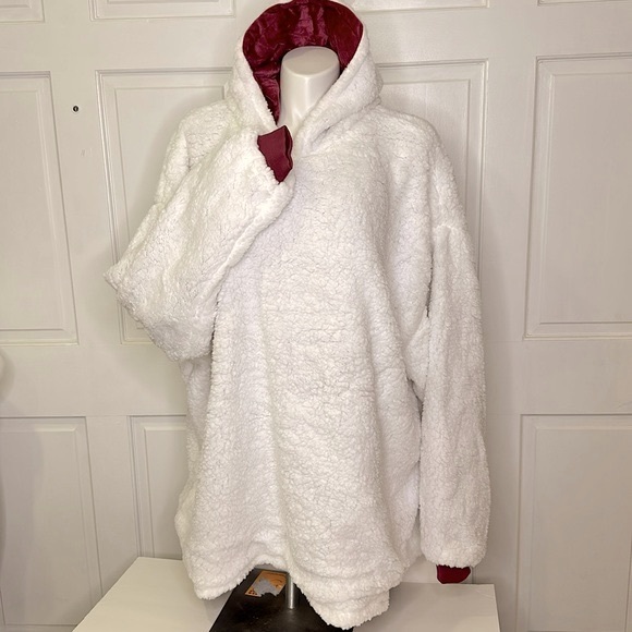 CUDDLE CREW Reversible Blanket Hoodies Burgundy One Size Fits Most NWT - Picture 6 of 12